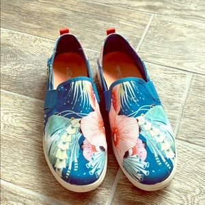 Olukai Hale’iwa Pa’i slide on shoes ocean print.